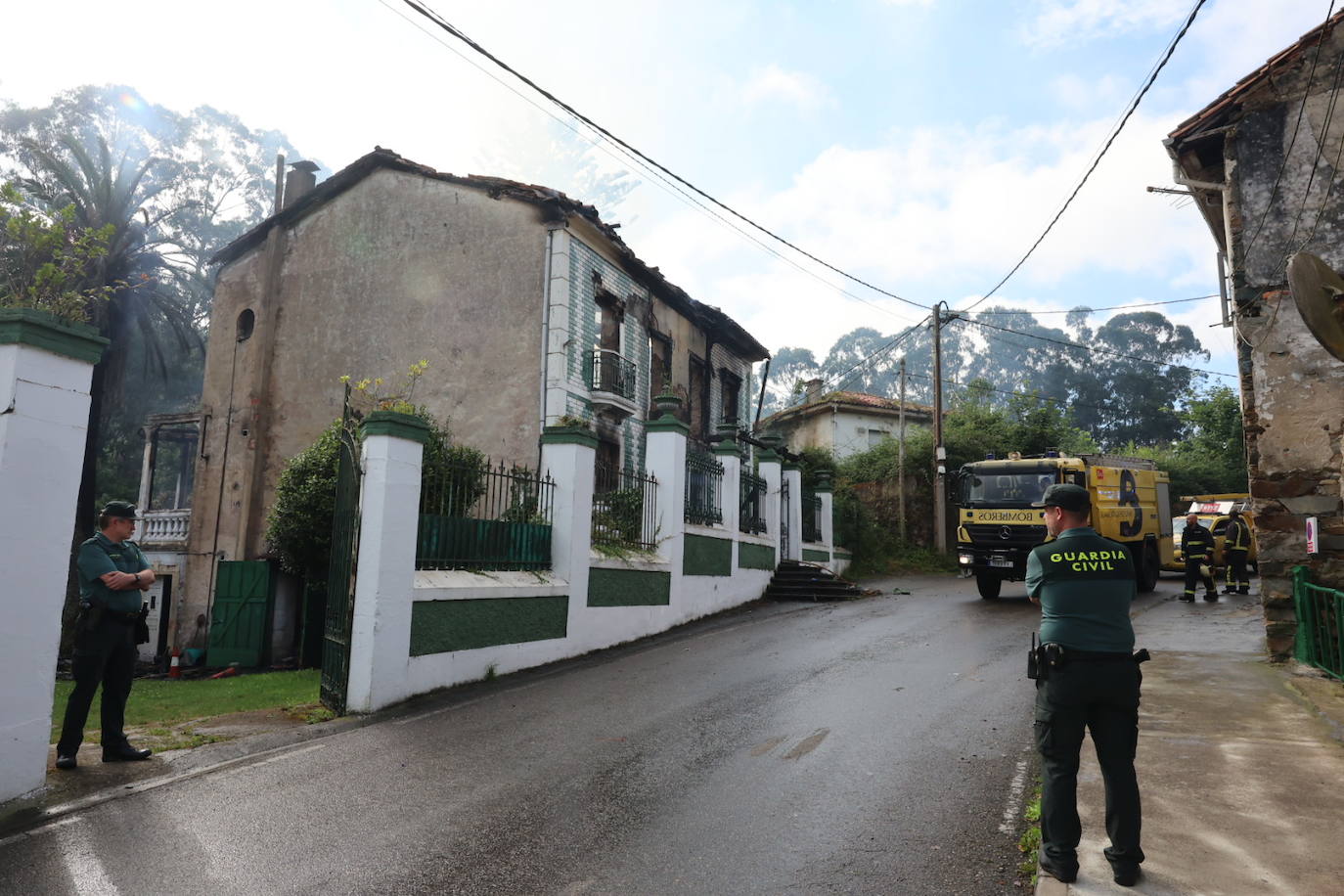 Las llamas devoran una casa en Cudillero