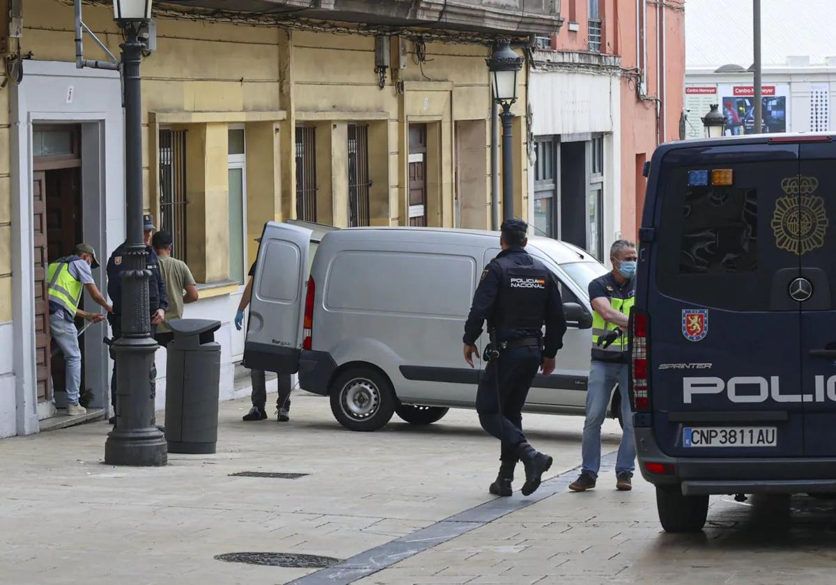 Intervención policial llevada a cabo ayer en un inmueble de la calle Jovellanos.