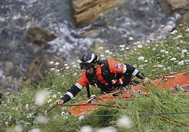 Rescatan a una joven que sufrió una caída en el Cerro de Santa Catalina