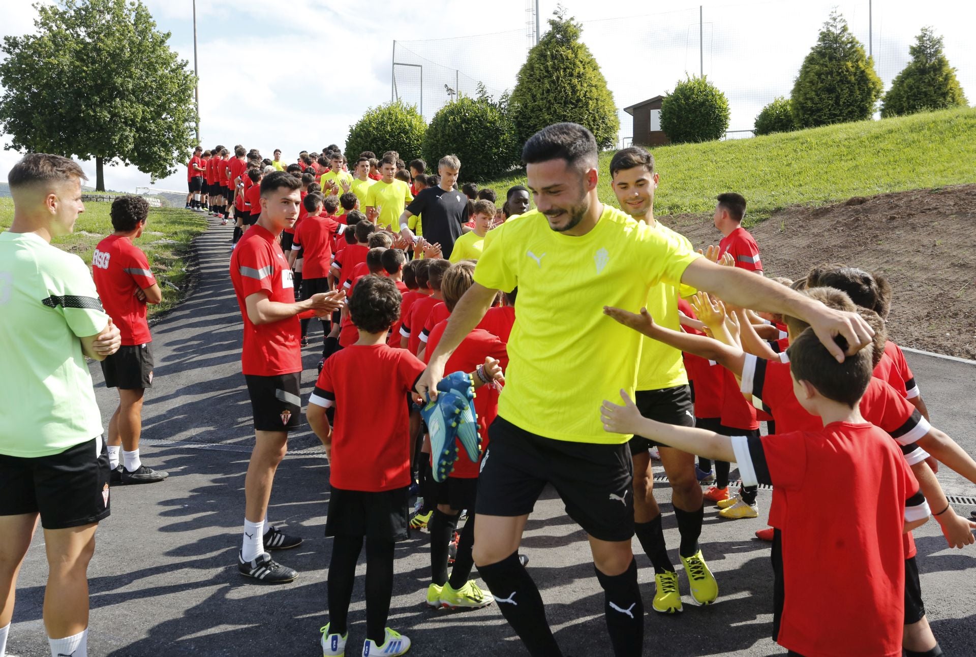 90 minutos de sesión y muchos ánimos: comienza la pretemporada del Sporting de Gijón