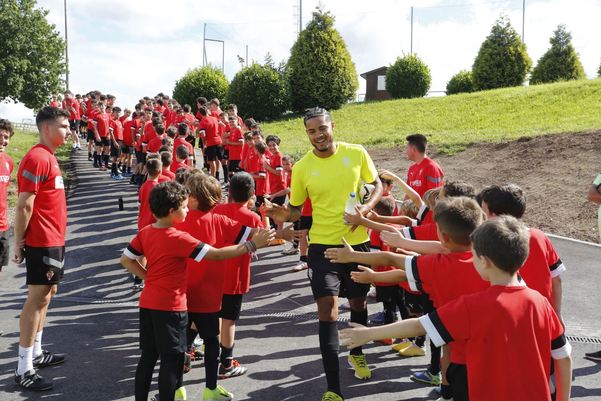 90 minutos de sesión y muchos ánimos: comienza la pretemporada del Sporting de Gijón