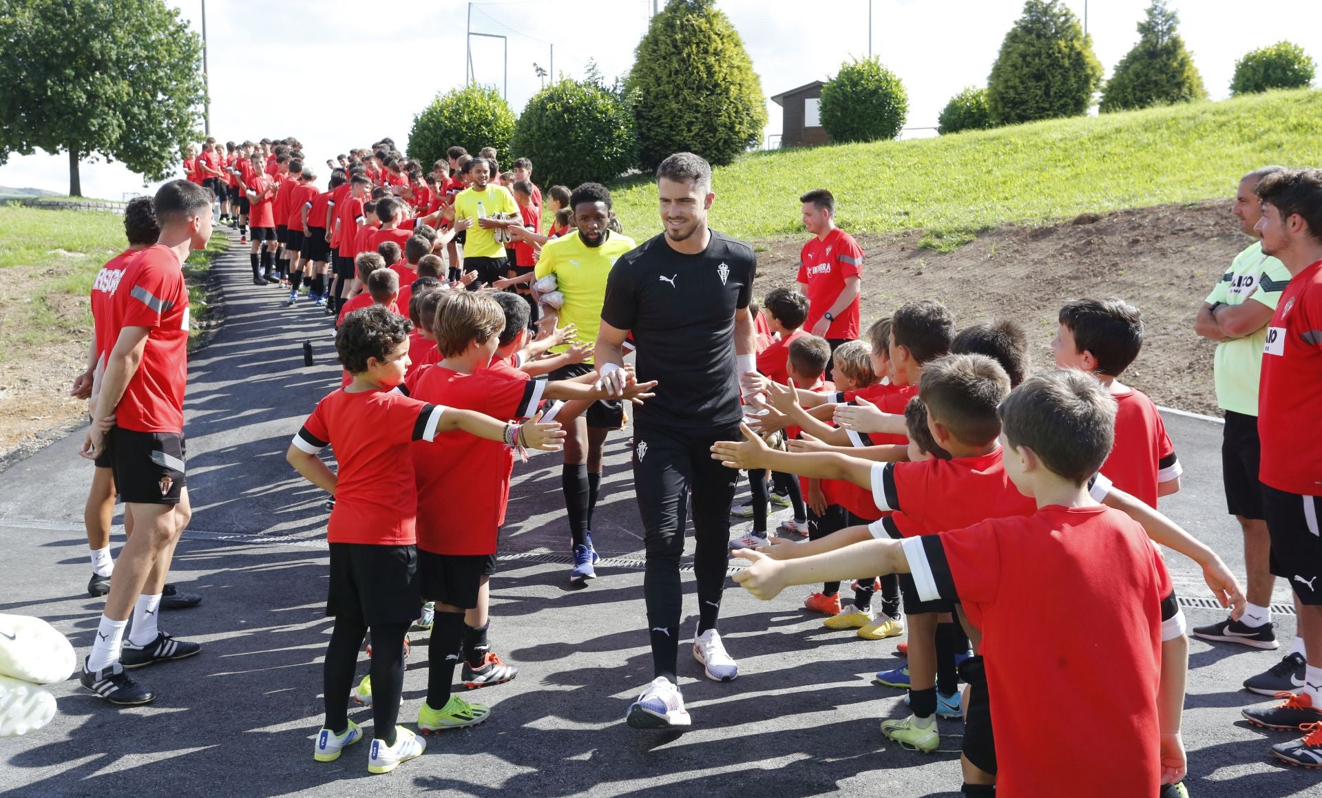 90 minutos de sesión y muchos ánimos: comienza la pretemporada del Sporting de Gijón