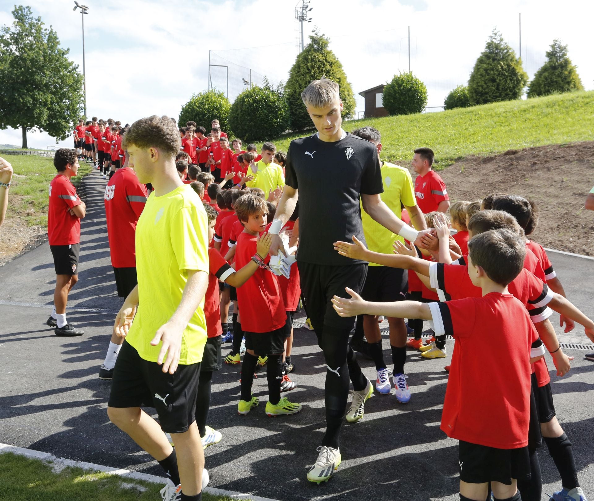 90 minutos de sesión y muchos ánimos: comienza la pretemporada del Sporting de Gijón