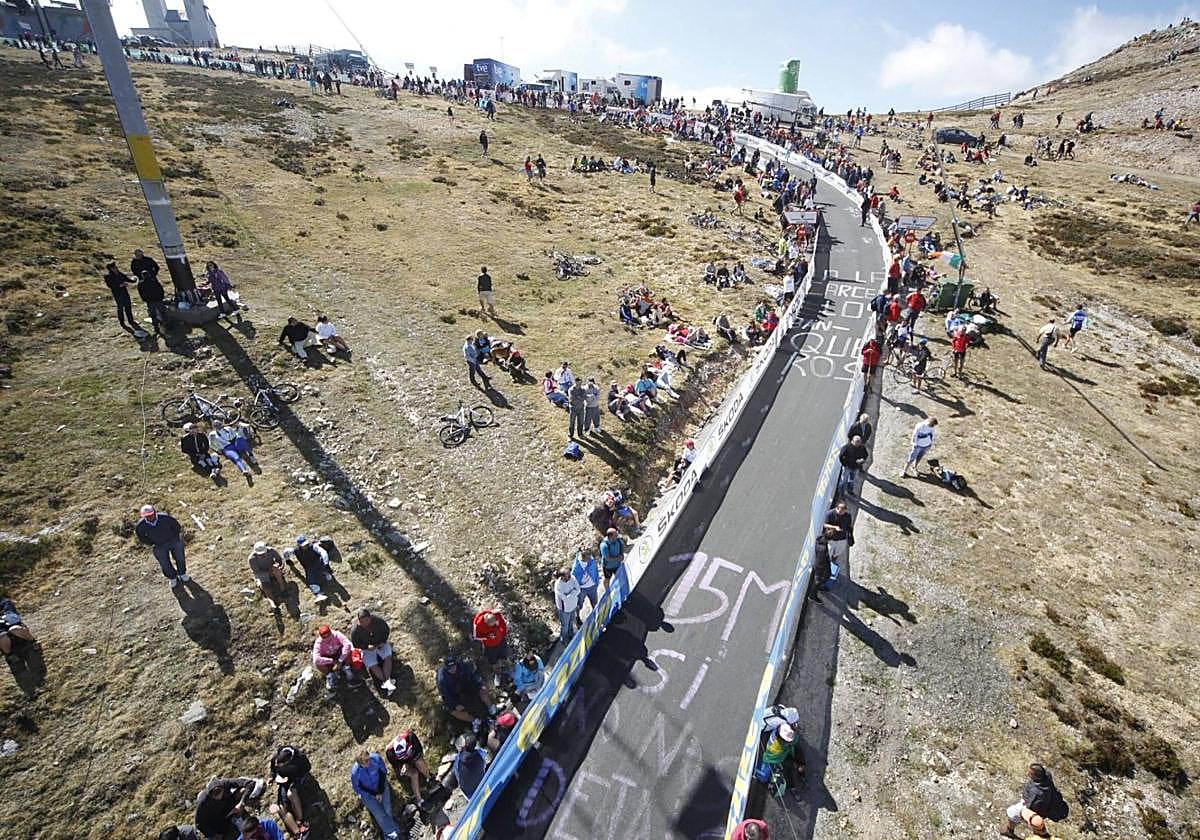 Público en la cumbre del Cuitu Negru, en la estación de esquí Valgrande-Pajares, meta de una etapa de la Vuelta Ciclista a España en 2012.