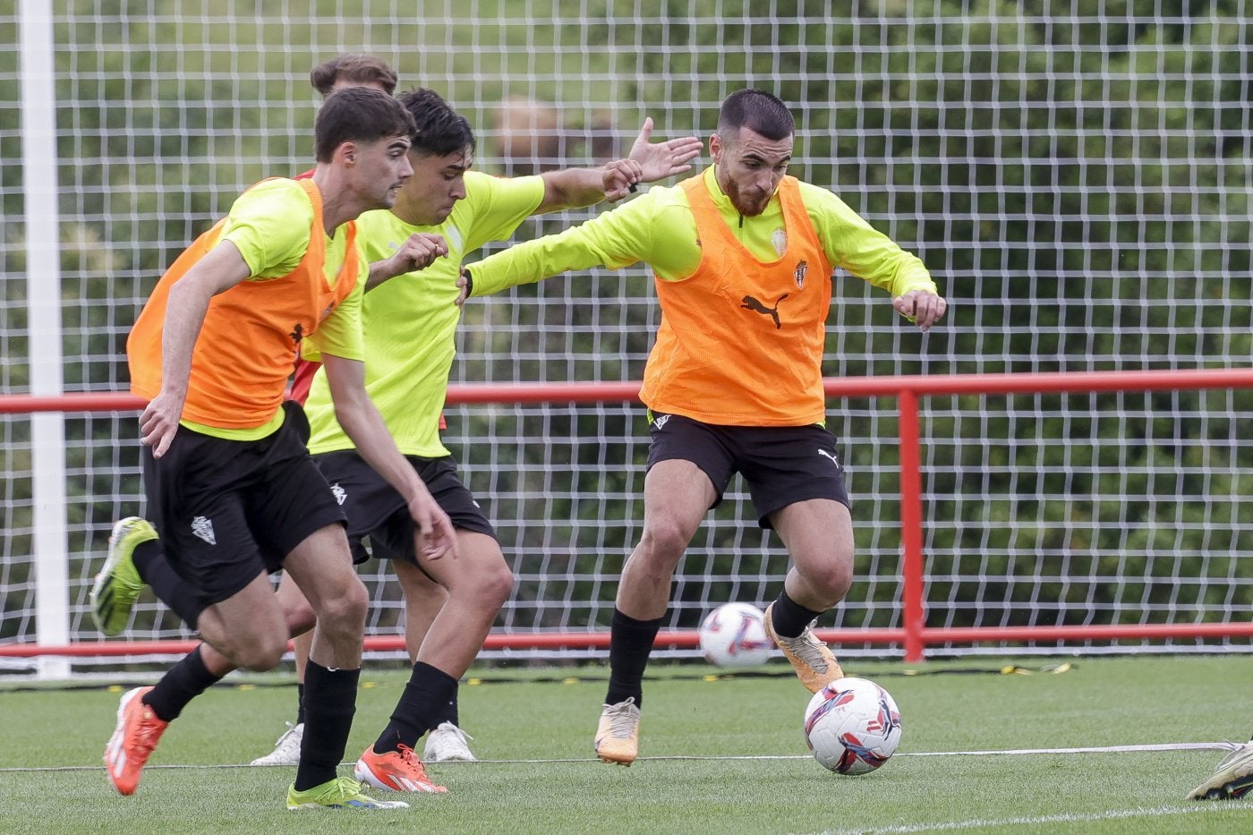 Víctor Campuzano trata de superar a Álex Lozano en el entrenamiento de ayer.