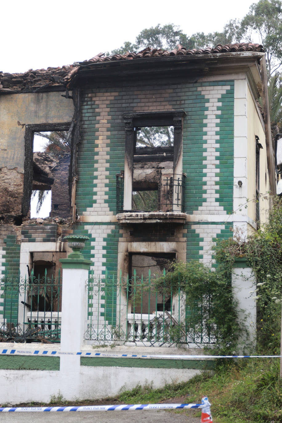 El desolador estado de la casa incendiada en Cudillero