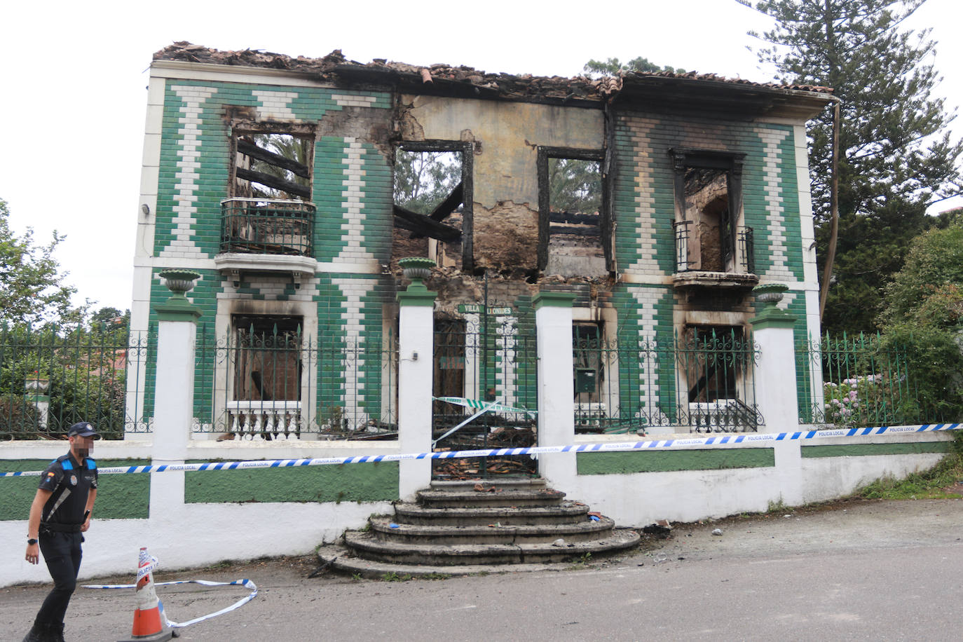 El desolador estado de la casa incendiada en Cudillero