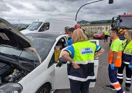 Los sanitarios atienden a uno de los conductores implicados en el accidente.