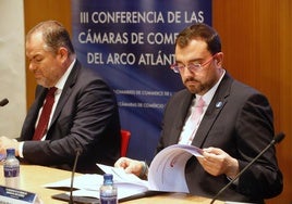 Barbón, junto con Carlos Paniceres, en la conferencia de las cámaras de comercio del Arco Atlántico.