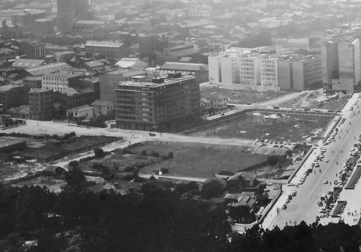 Avenida de Rufo García Rendueles completamente vacía de edificios, solo algún chalé y solares. Se ve la avenida de Castilla, Marqués de Urquijo, Doctor Hurlé, Aguado y Canga Argüelles. 1962.