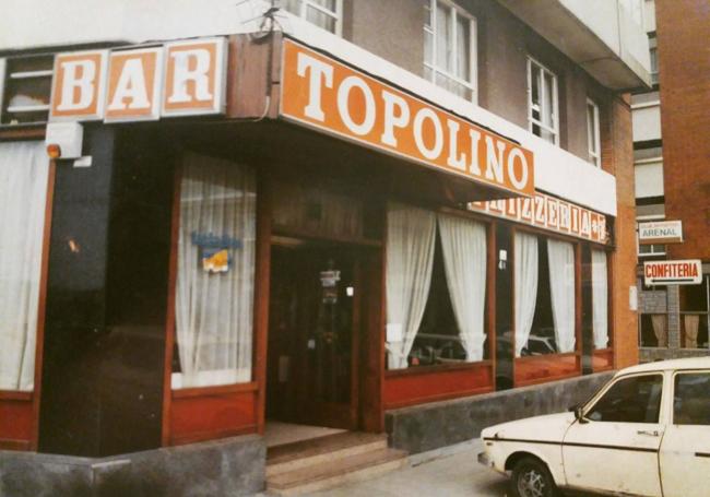 La cafetería Topolino, en la esquina de Doctor Hurlé, sin acera prácticamente. 1980.