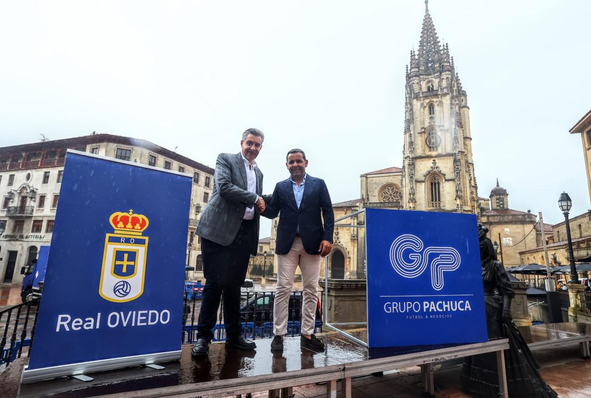 Martín Peláez y Javi Calleja con la catedral de Oviedo de fondo en la presentación como nuevo entrenador del conjunto carbayón.