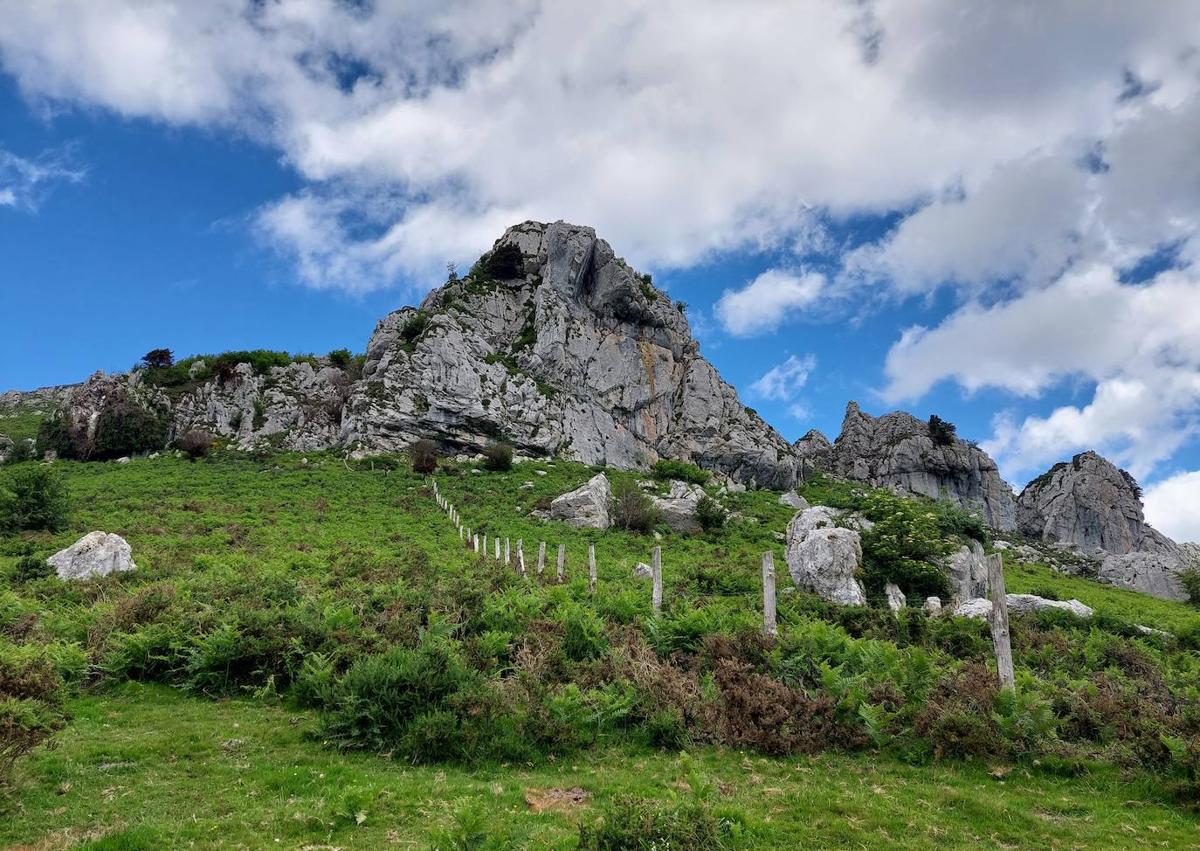 Imagen secundaria 1 - 1) Cumbre Peña Riegos. 2) Peñasco en la collada de Isorno que sirve como jito para encontrar el mejor camino a Peña Riegos. 3) Vistas hacia la sierra de Peñamayor, con el pico Trigueros y la Xamoca 