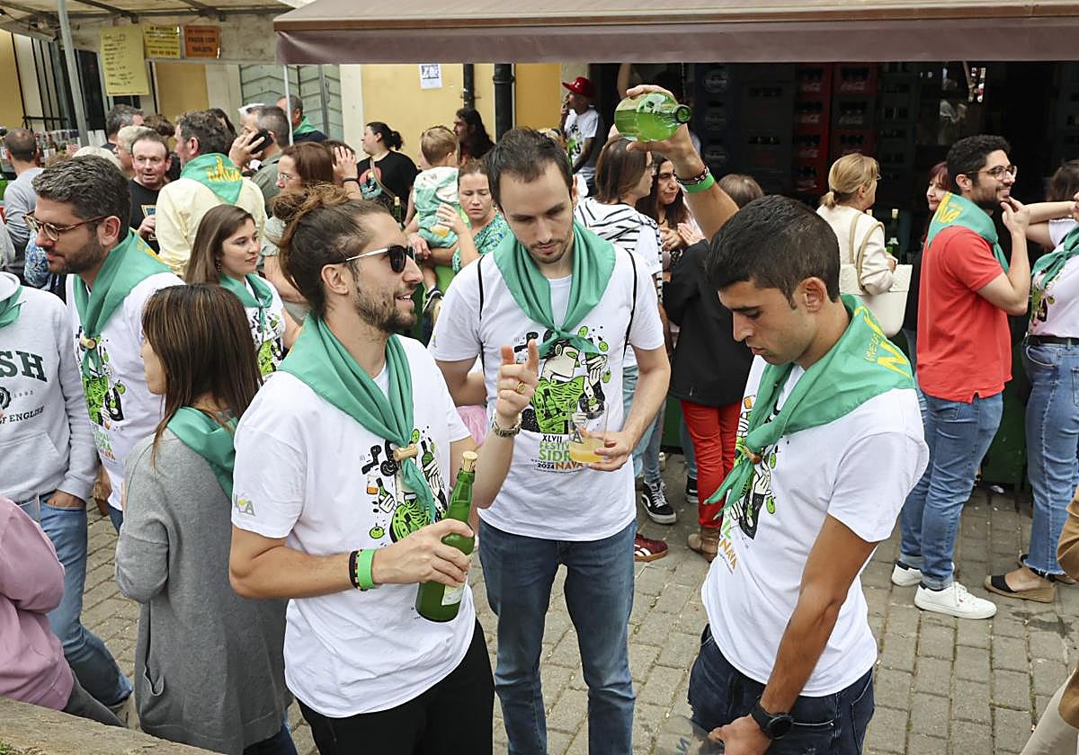 La plaza de Manuel Uría fue el epicentro del ambiente festivo que se extendió por la villa sidrera de la mañana a la noche.