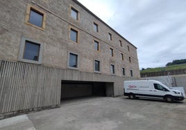 Acceso al edificio de la antigua fábrica de tabacos desde el emplazamiento del futuro vestíbulo distribuidor.