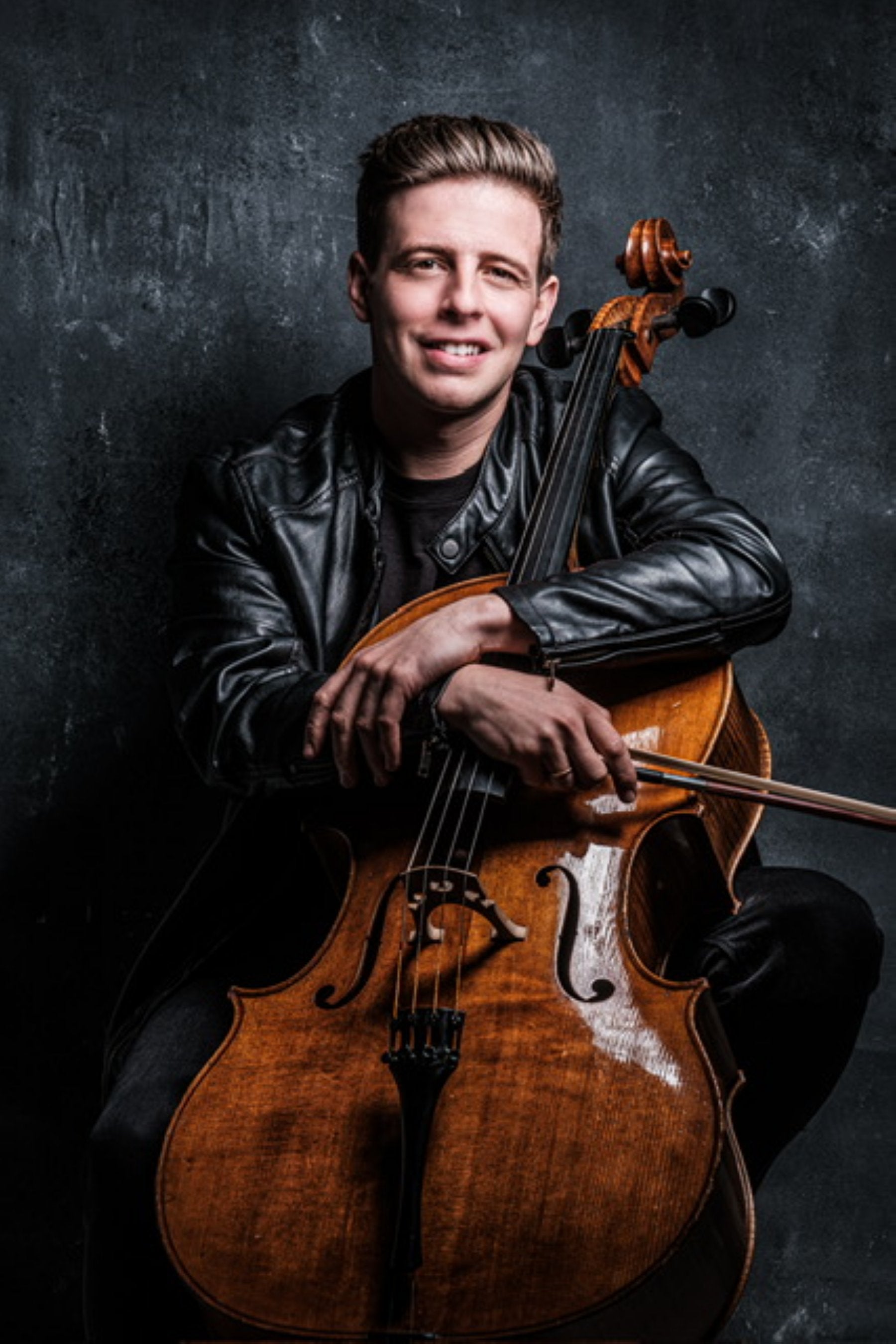 Gabriel Ureña posa con su violonchelo.