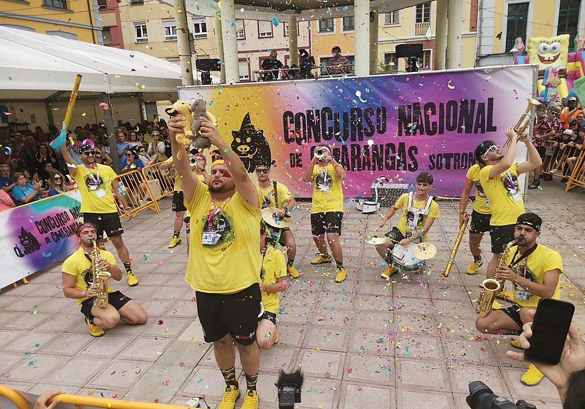 La charanga Baloo's Band, al terminar su función en el concurso de Sotrondio.