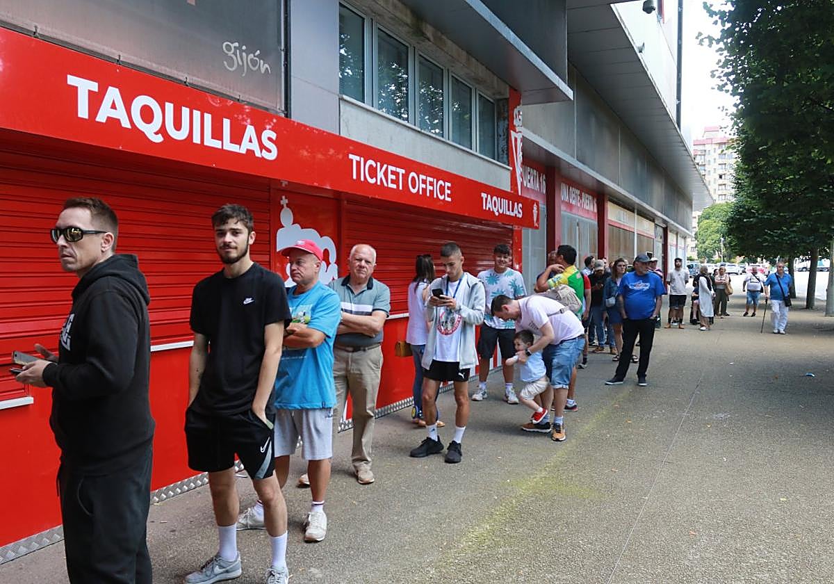 Aficionados, ayer, esperan a que abran las oficinas del club para formalizar la renovación de su abono.