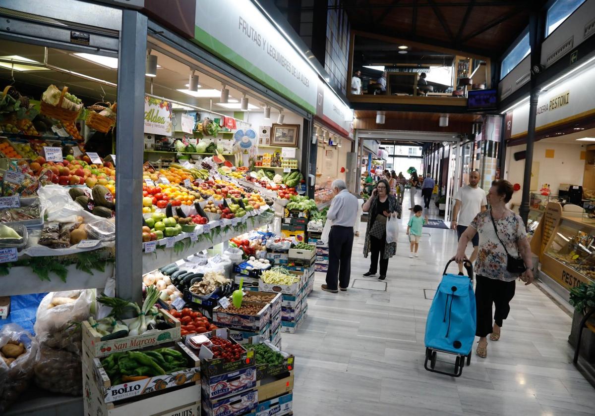 Los puestos más tradicionales que permanecen abiertos en la plaza convivirán con nuevas propuestas gastronómicas.