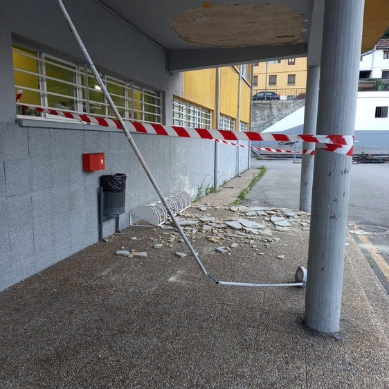 Cae el techo del centro deportivo de Moreda