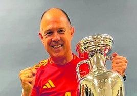 El gijonés Juanjo, con la elástica de la Selección Española y el trofeo de campeones de Europa.