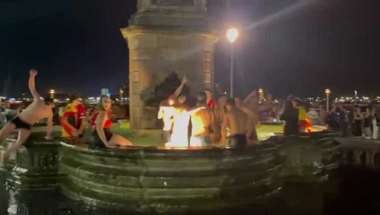 Gijón celebra la Eurocopa en la fuente de Pelayo