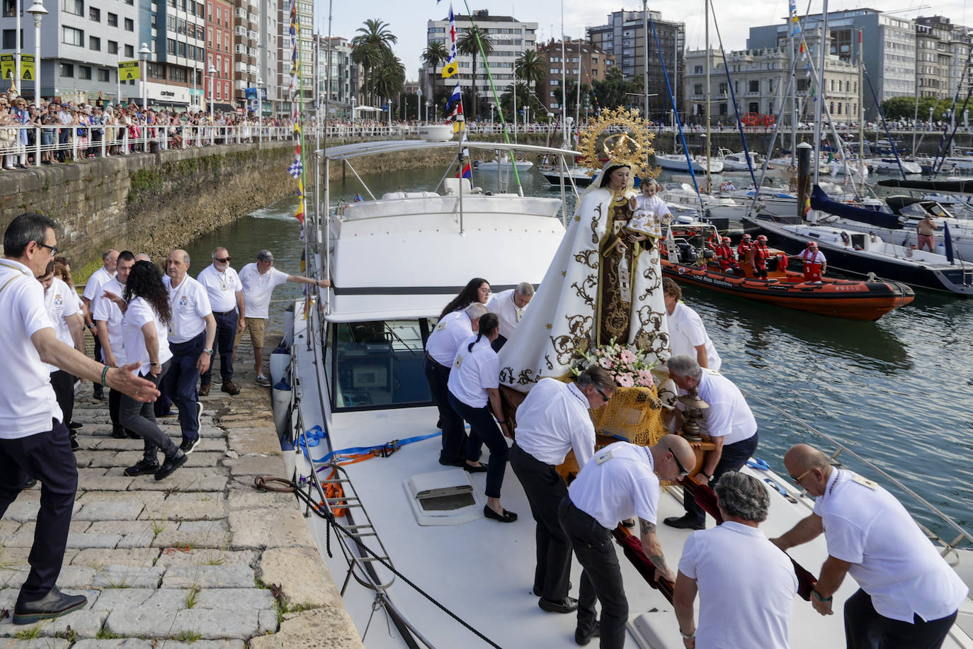 La Virgen del Carmen procesiona por Gijón