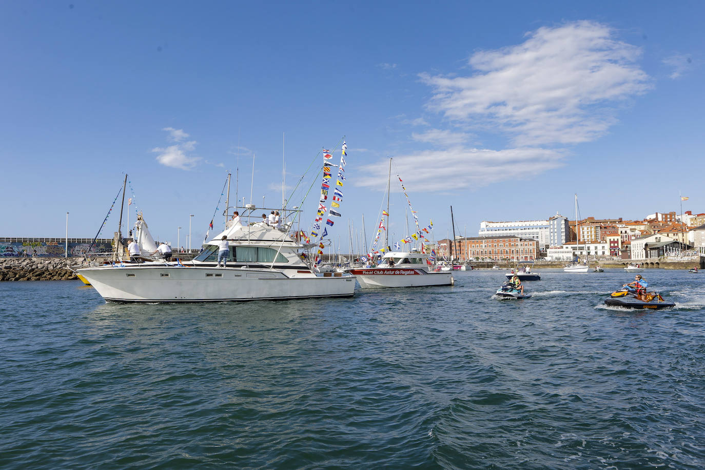 La Virgen del Carmen procesiona por Gijón