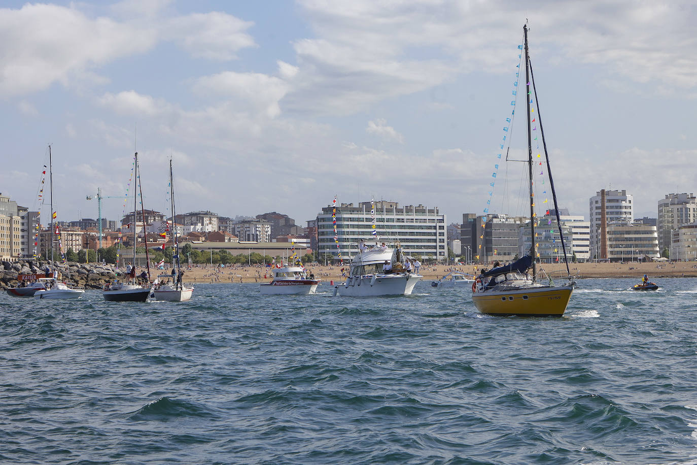 La Virgen del Carmen procesiona por Gijón