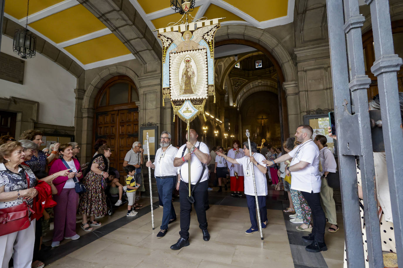 La Virgen del Carmen procesiona por Gijón