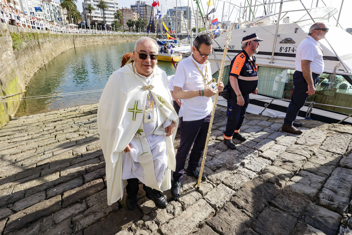 La Virgen del Carmen procesiona por Gijón