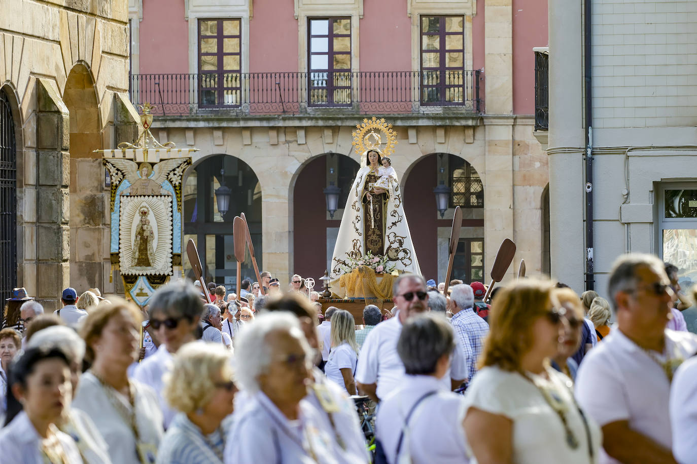 La Virgen del Carmen procesiona por Gijón