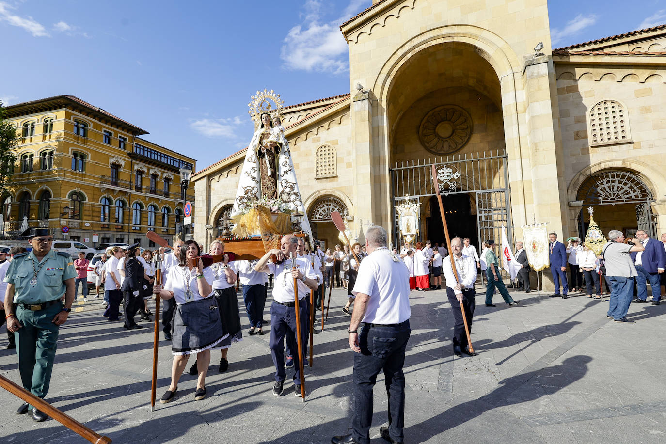 La Virgen del Carmen procesiona por Gijón