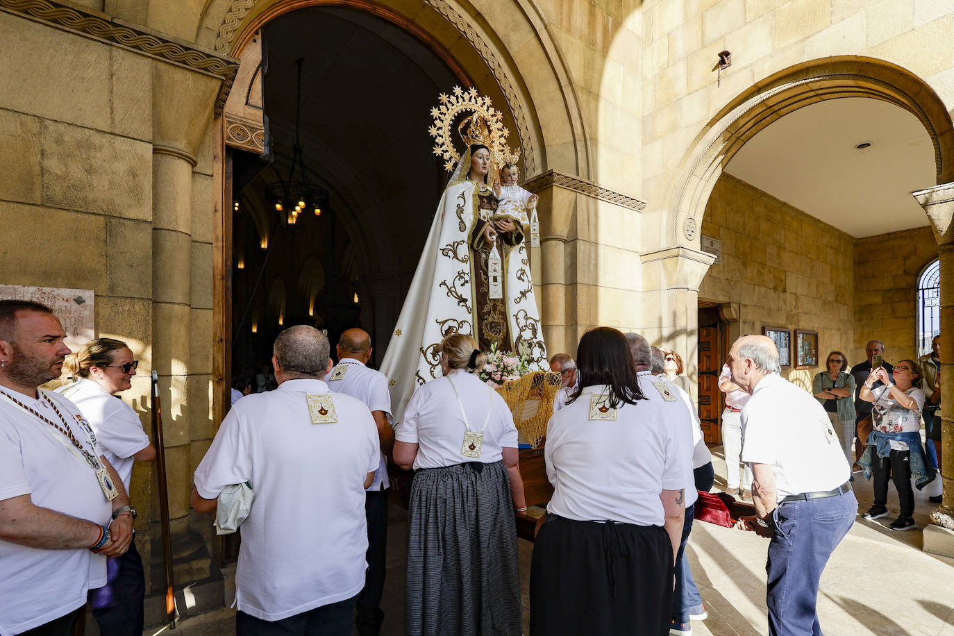 La Virgen del Carmen procesiona por Gijón