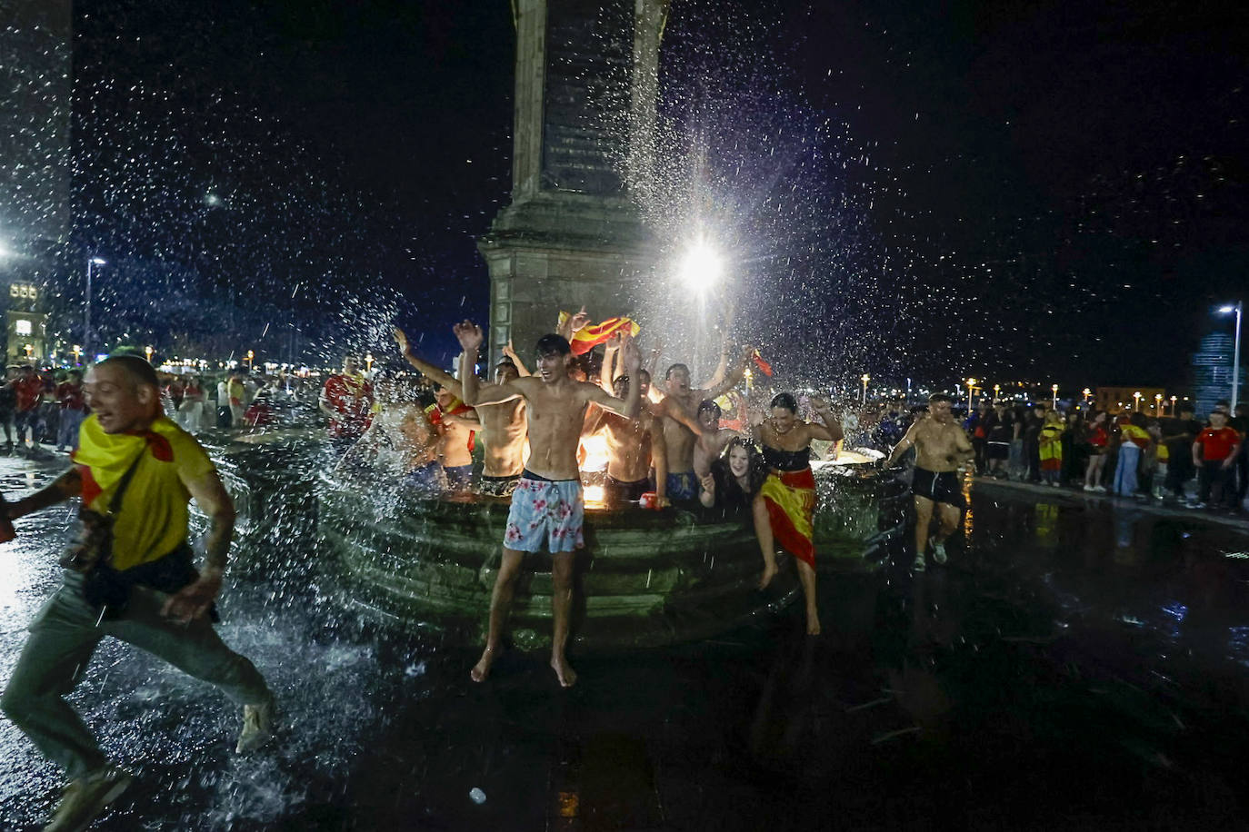 Chapuzones en la plaza del Marqués por la Eurocopa