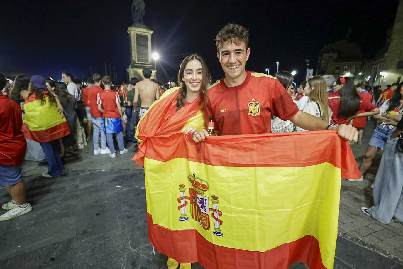 Chapuzones en la plaza del Marqués por la Eurocopa