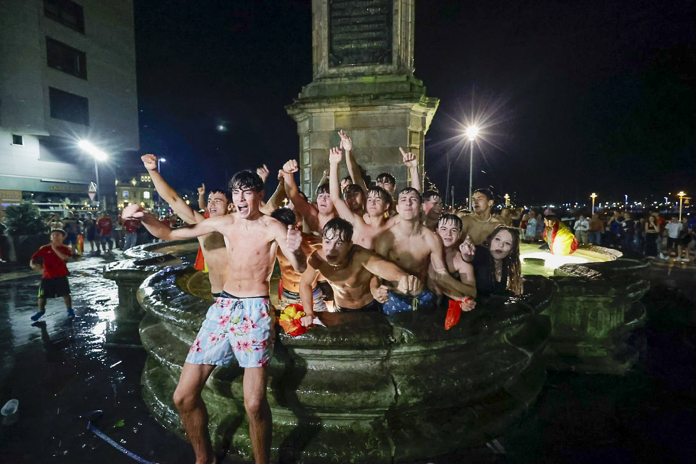 Chapuzones en la plaza del Marqués por la Eurocopa