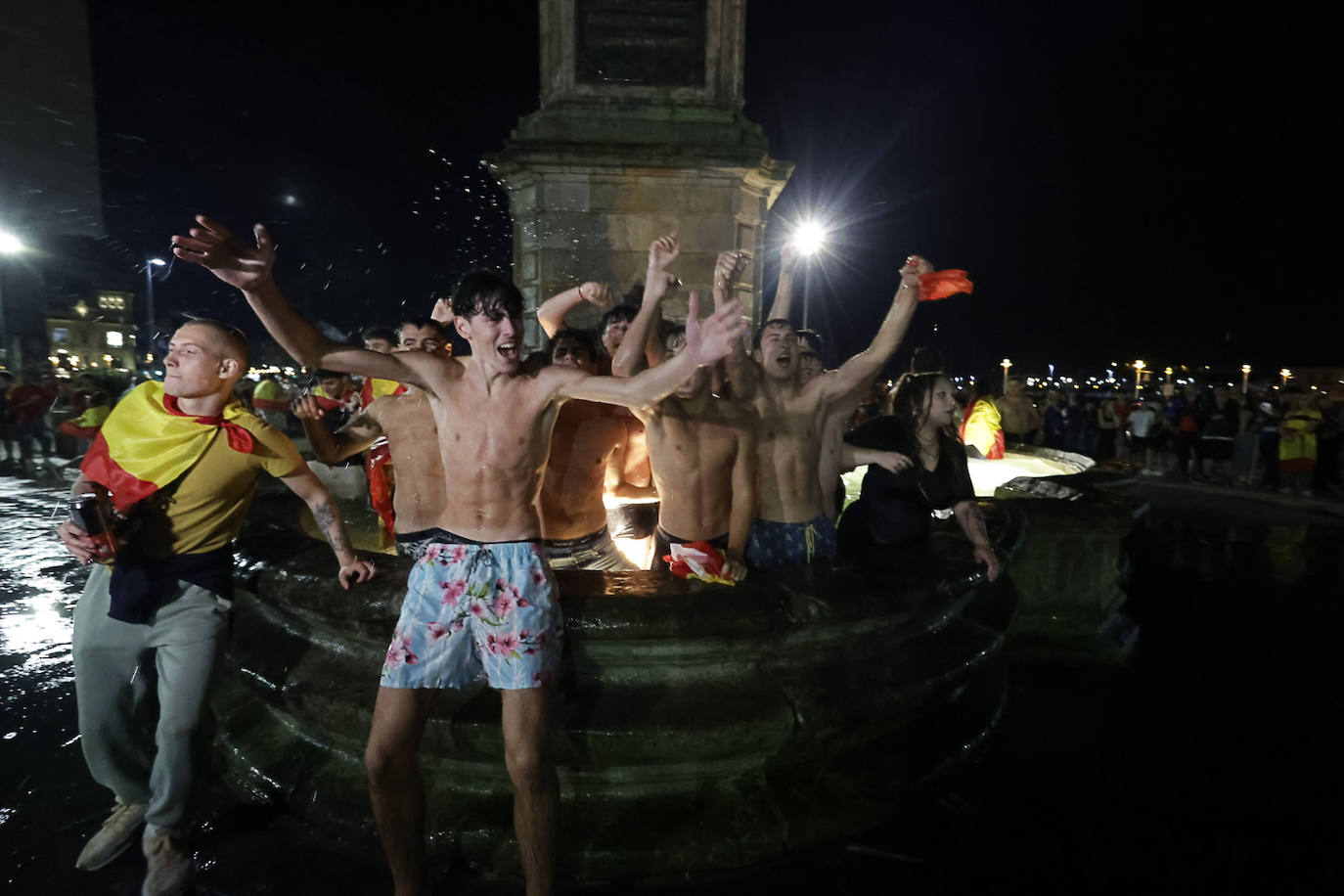 Chapuzones en la plaza del Marqués por la Eurocopa