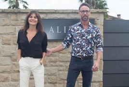 María José Suárez y Álvaro Muñoz Escassi ante el hotel Aliron, en Villaviciosa.