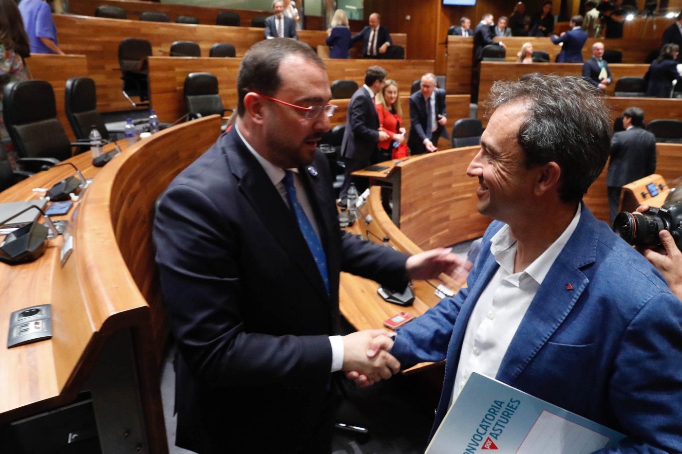 Adrián Barbón y Ovidio Zapico, hace ahora un año, tras el debate de investidura del primero.