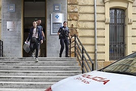 Los agentes a la salida del centro de salud de El Coto.