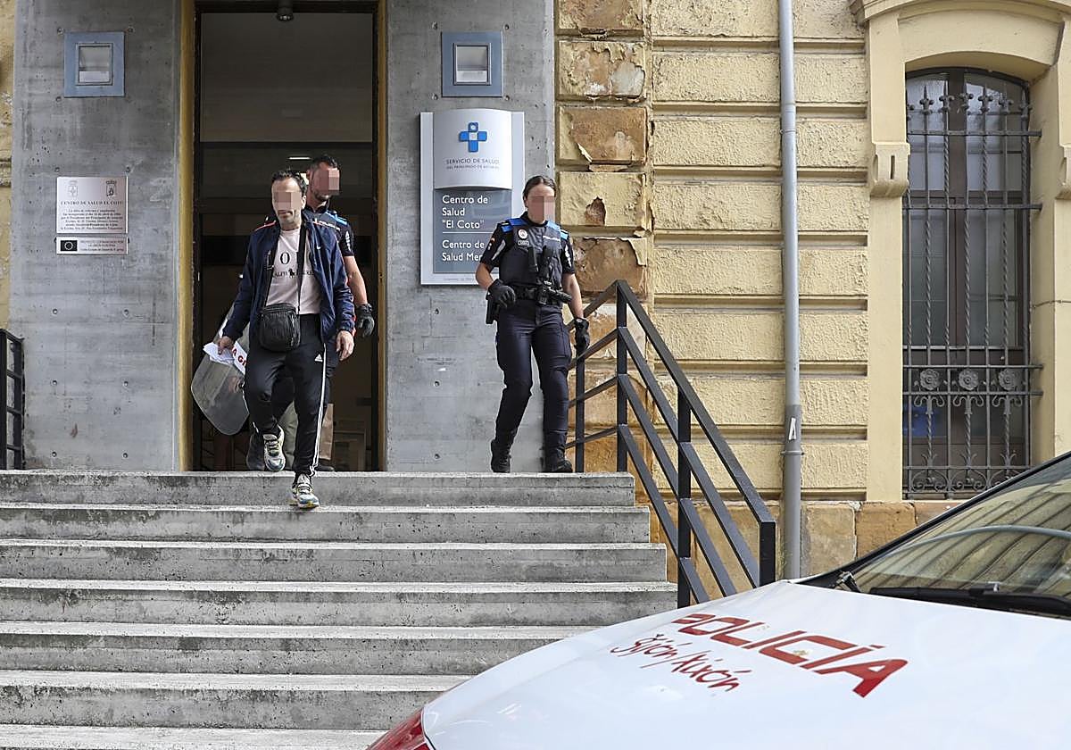 Los agentes a la salida del centro de salud de El Coto.