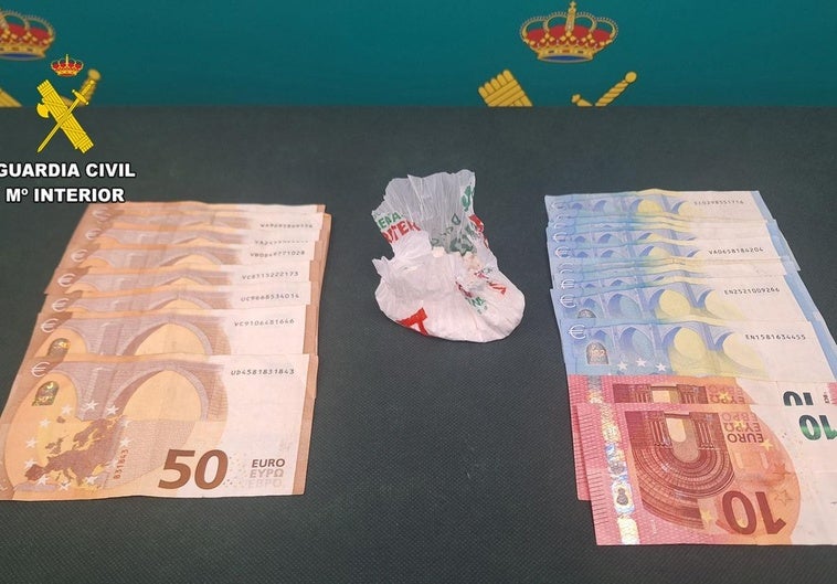 Droga y dinero incautado por los agentes.