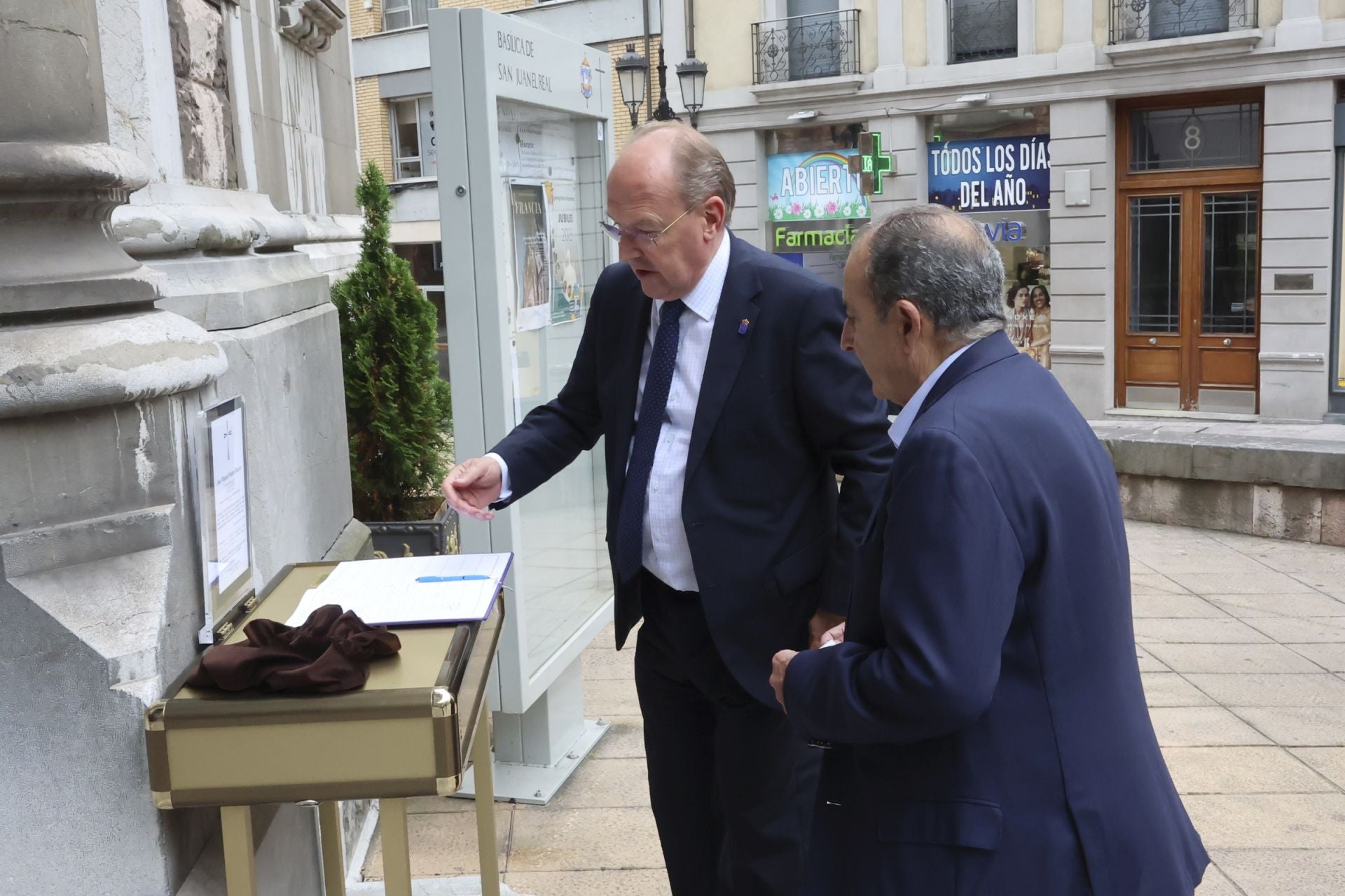 Multitudinario adiós en Oviedo a José Manuel Suárez Bocero