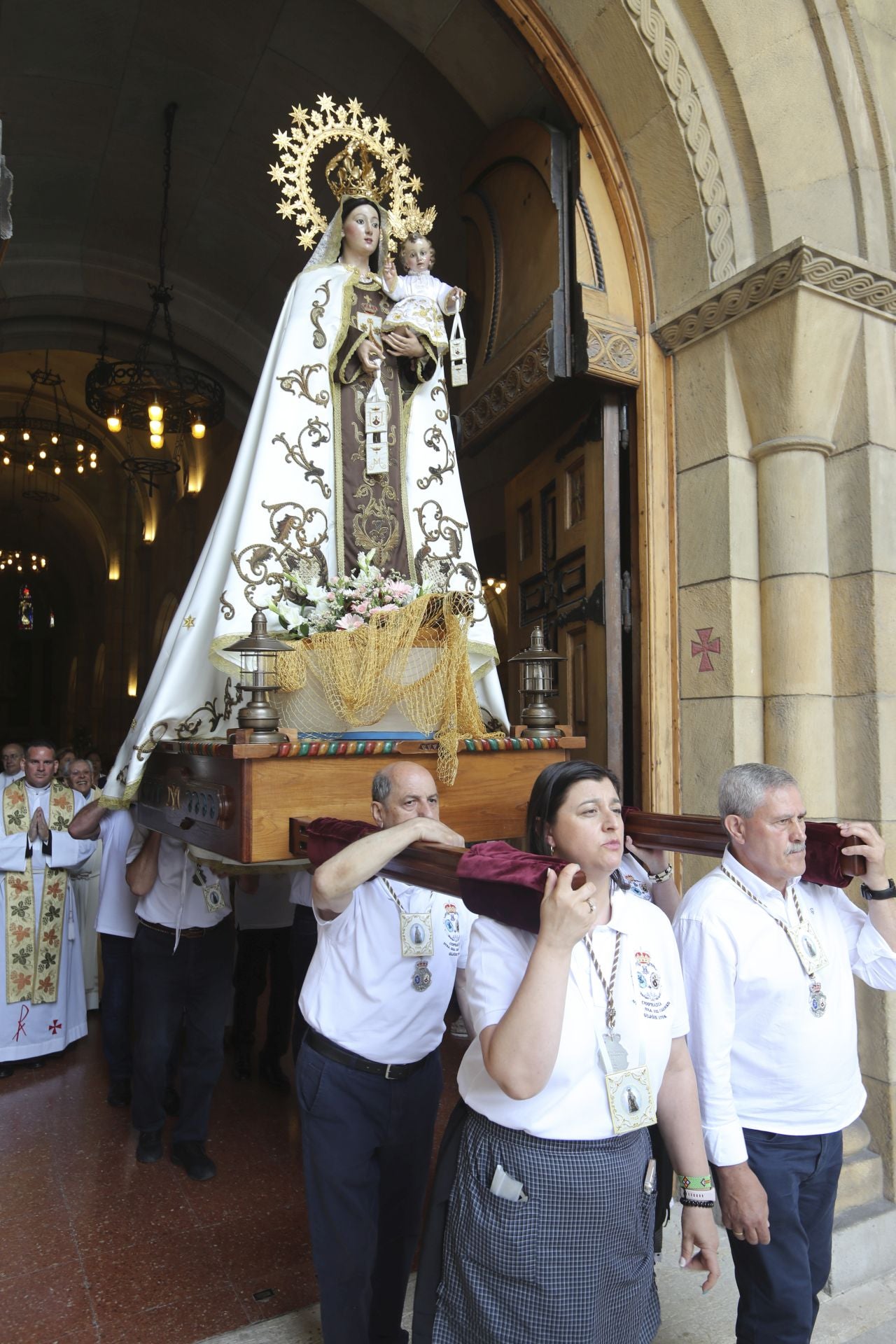 Gijón celebra la ofrenda floral del Carmen más especial