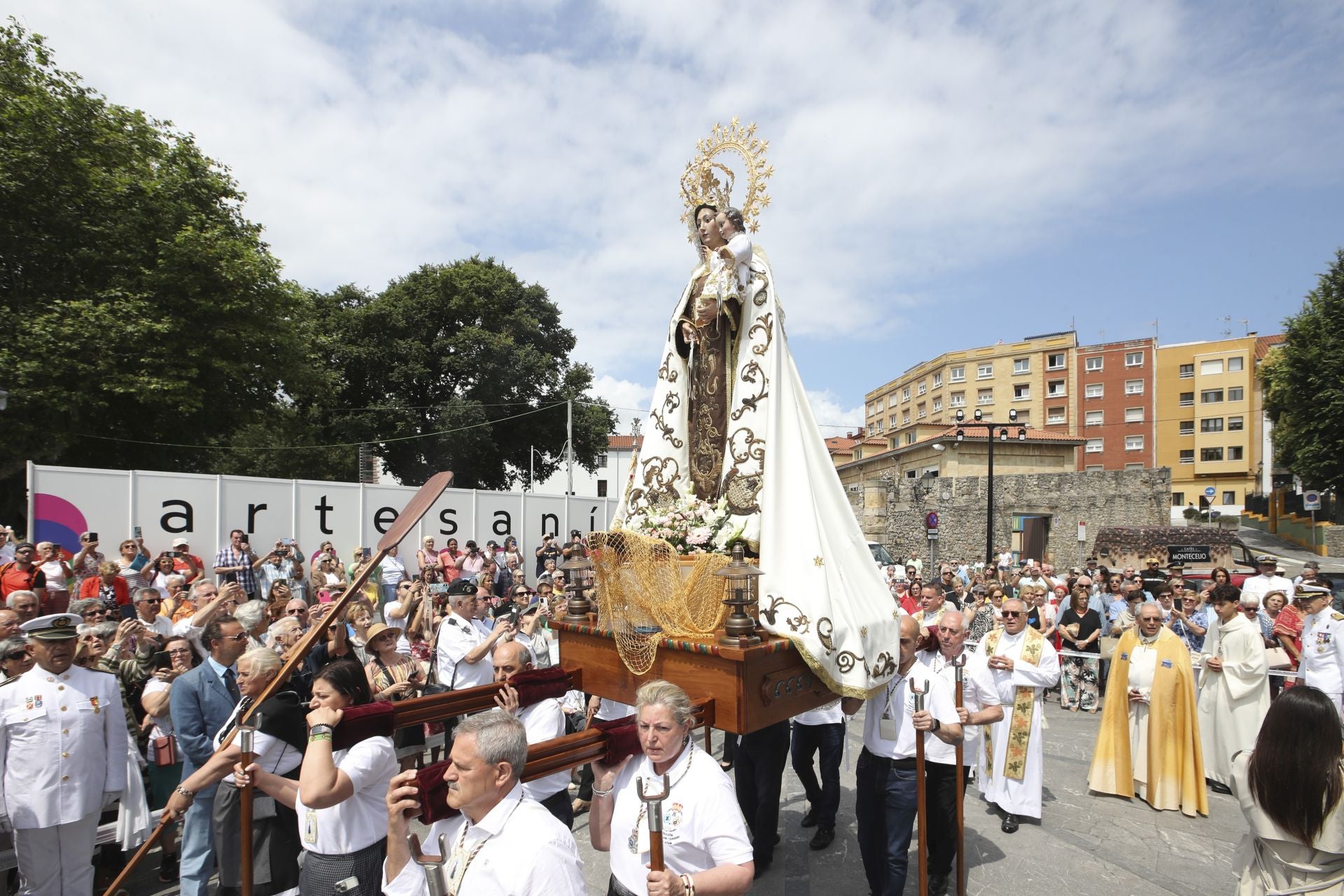 Gijón celebra la ofrenda floral del Carmen más especial