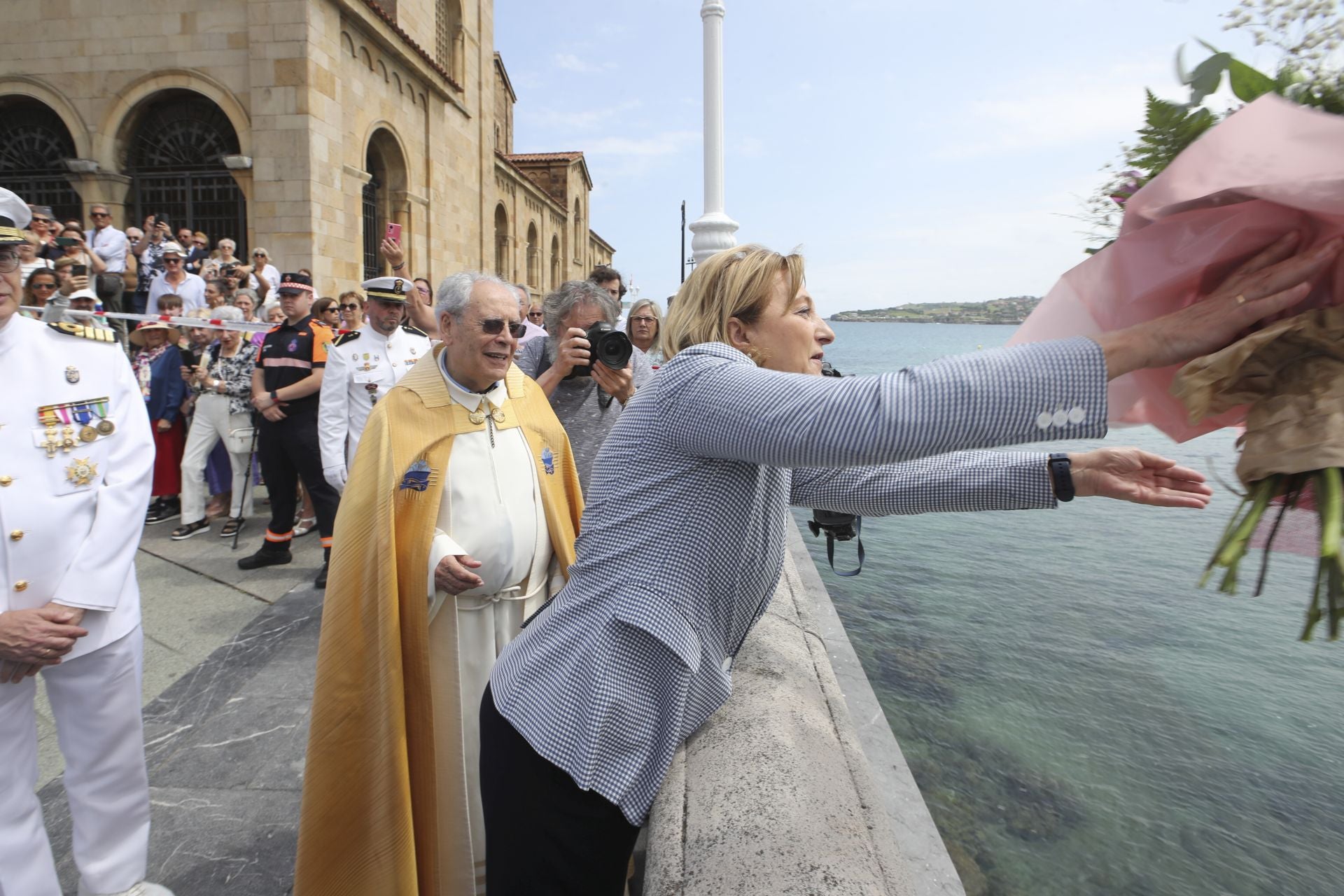 Gijón celebra la ofrenda floral del Carmen más especial