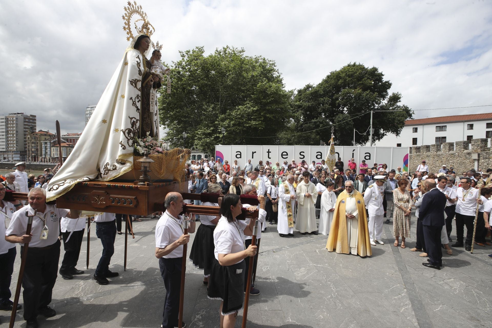 Gijón celebra la ofrenda floral del Carmen más especial