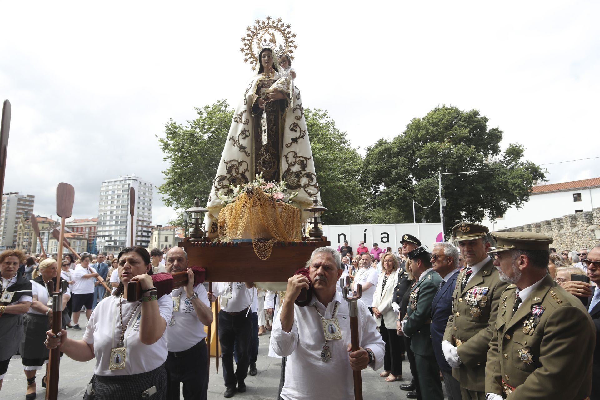 Gijón celebra la ofrenda floral del Carmen más especial