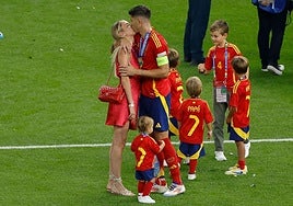 Alice Campello y Álvaro Morata, junto a sus cuatro hijos, celebran la Eurocopa que ha ganado España.